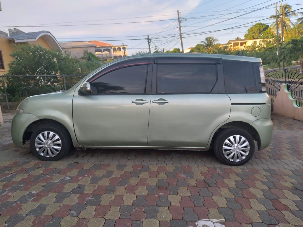 Toyota sienta 2013
