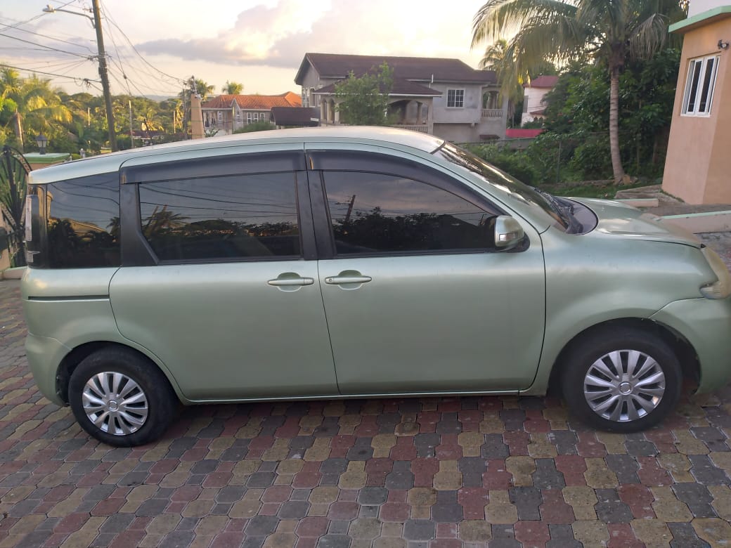 Toyota sienta 2013