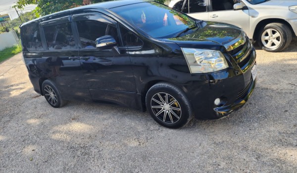 2010 Toyota Noah Fully Loaded