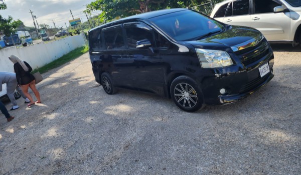 2010 Toyota Noah Fully Loaded